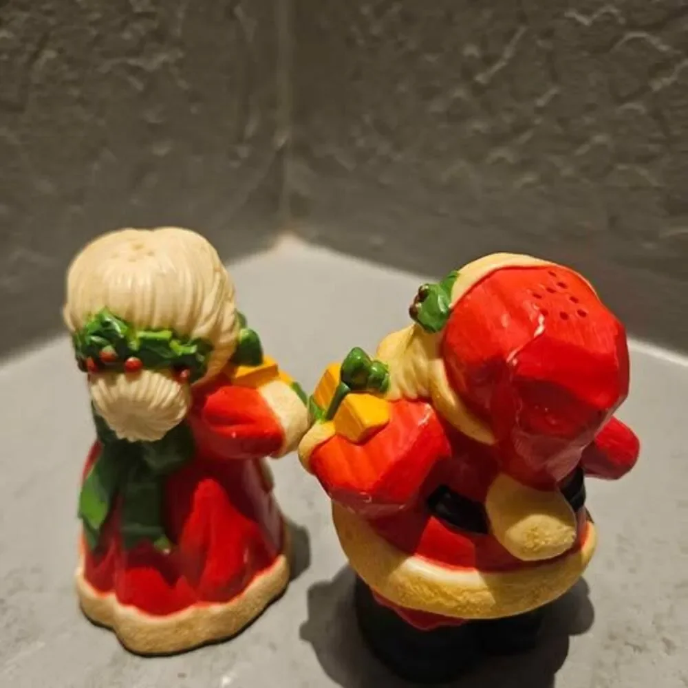 Vintage Santa and Mrs. Claus Plastic Salt and Pepper Shakers Hallmark